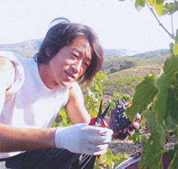 Osamu Uchida im Weinberg