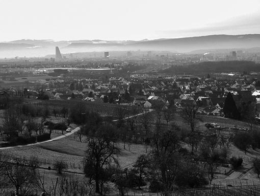 Blick über die Ötlinger Sonnhohle in die Schweiz nach Basel.